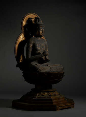 AN IMPORTANT WOOD SCULPTURE OF DAINICHI NYORAI (MAHAVAIROCANA) - Foto 12