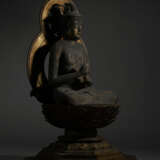 AN IMPORTANT WOOD SCULPTURE OF DAINICHI NYORAI (MAHAVAIROCANA) - Foto 12