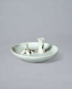 Vaisselle de table. A WHITE PORCELAIN CIRCULAR INCENSE HOLDER WITH A DRAGON