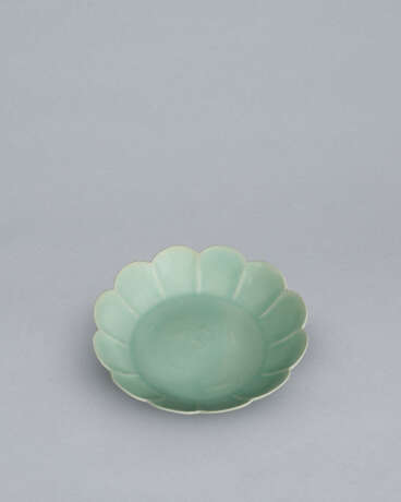 A CHRYSANTHEMUM-FORM CELADON DISH - Foto 1