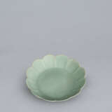 A CHRYSANTHEMUM-FORM CELADON DISH - Foto 1