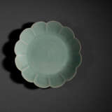 A CHRYSANTHEMUM-FORM CELADON DISH - Foto 2