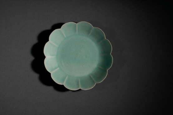 A CHRYSANTHEMUM-FORM CELADON DISH - Foto 2