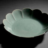 A CHRYSANTHEMUM-FORM CELADON DISH - Foto 3