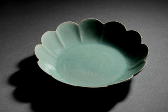 A CHRYSANTHEMUM-FORM CELADON DISH - Foto 3