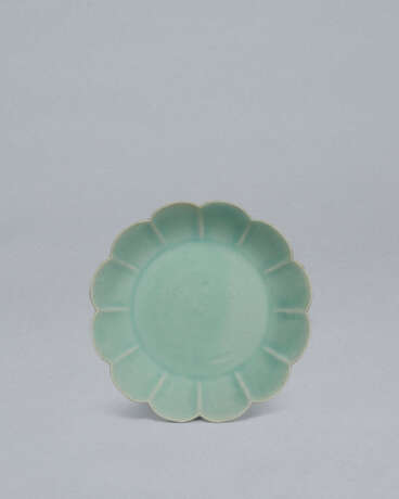 A CHRYSANTHEMUM-FORM CELADON DISH - Foto 4