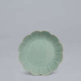 A CHRYSANTHEMUM-FORM CELADON DISH - Foto 4