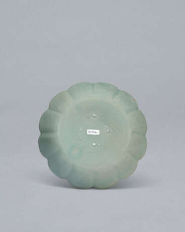 A CHRYSANTHEMUM-FORM CELADON DISH - Foto 5