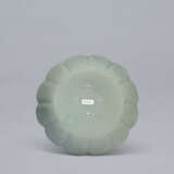 A CHRYSANTHEMUM-FORM CELADON DISH - Foto 5