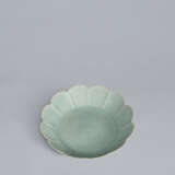 A CHRYSANTHEMUM-FORM CELADON DISH - Foto 6