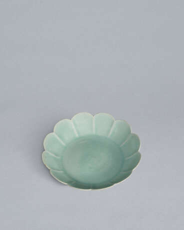 A CHRYSANTHEMUM-FORM CELADON DISH - Foto 6