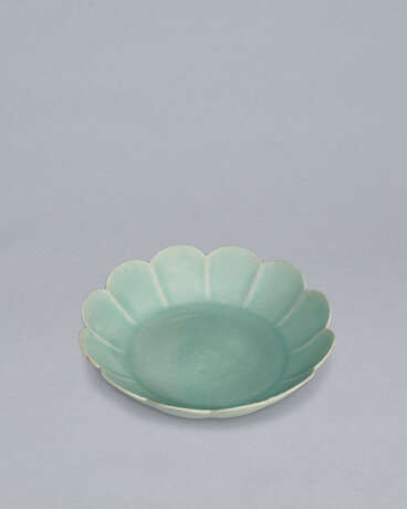 A CHRYSANTHEMUM-FORM CELADON DISH - Foto 7