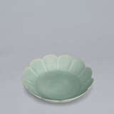 A CHRYSANTHEMUM-FORM CELADON DISH - Foto 7