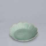 A CHRYSANTHEMUM-FORM CELADON DISH - Foto 8