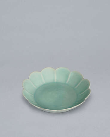 A CHRYSANTHEMUM-FORM CELADON DISH - Foto 8