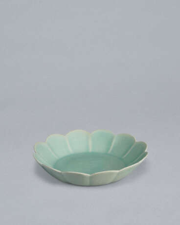 A CHRYSANTHEMUM-FORM CELADON DISH - Foto 9