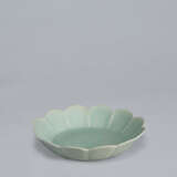 A CHRYSANTHEMUM-FORM CELADON DISH - Foto 9