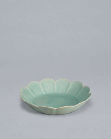 A CHRYSANTHEMUM-FORM CELADON DISH - Foto 10