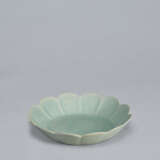 A CHRYSANTHEMUM-FORM CELADON DISH - Foto 10