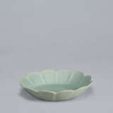 A CHRYSANTHEMUM-FORM CELADON DISH - Foto 11