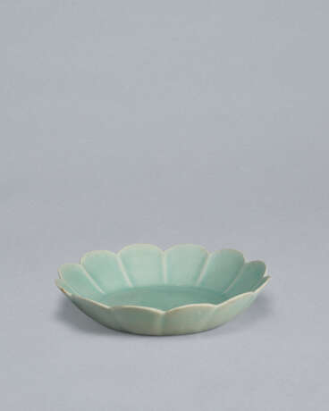 A CHRYSANTHEMUM-FORM CELADON DISH - Foto 11