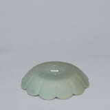 A CHRYSANTHEMUM-FORM CELADON DISH - Foto 12