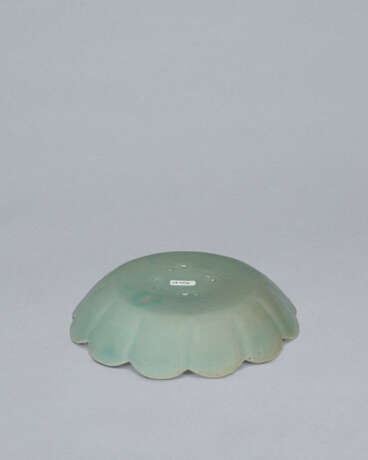 A CHRYSANTHEMUM-FORM CELADON DISH - Foto 12