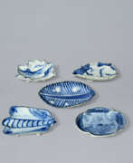 Блюда и подносы (Предметы обихода, Посуда и сервировка стола). A GROUP OF FIVE BLUE AND WHITE KOSOMETSUKE DISHES IN VARIOUS SHAPES