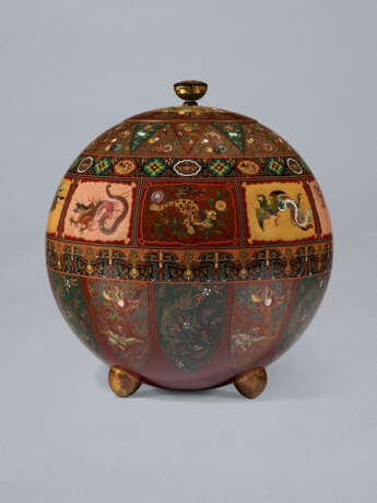 A LARGE CLOISONN&#201; ENAMEL GLOBULAR JAR AND LID - Foto 1