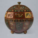 A LARGE CLOISONN&#201; ENAMEL GLOBULAR JAR AND LID - Foto 1