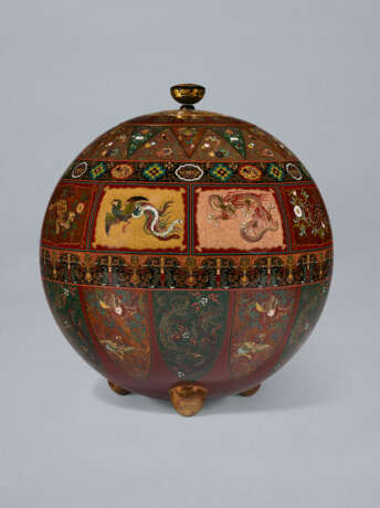 A LARGE CLOISONN&#201; ENAMEL GLOBULAR JAR AND LID - Foto 2