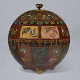 A LARGE CLOISONN&#201; ENAMEL GLOBULAR JAR AND LID - Foto 2