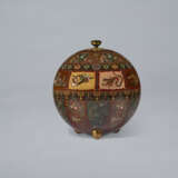 A LARGE CLOISONN&#201; ENAMEL GLOBULAR JAR AND LID - Foto 3