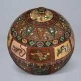 A LARGE CLOISONN&#201; ENAMEL GLOBULAR JAR AND LID - Foto 6