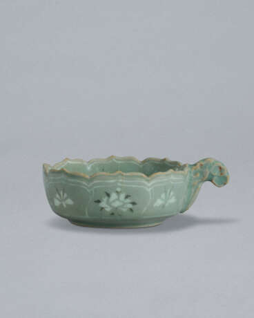 A SMALL SLIP-INLAID CELADON CUP WITH HANDLE - Foto 1