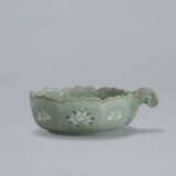 A SMALL SLIP-INLAID CELADON CUP WITH HANDLE - Foto 1