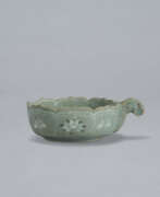 Coupe (Articles ménagers, Vaisselle, Vaisselle à boire). A SMALL SLIP-INLAID CELADON CUP WITH HANDLE