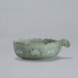 A SMALL SLIP-INLAID CELADON CUP WITH HANDLE - Prix ​​des enchères