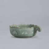 A SMALL SLIP-INLAID CELADON CUP WITH HANDLE - Foto 2