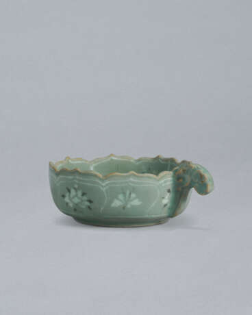 A SMALL SLIP-INLAID CELADON CUP WITH HANDLE - Foto 2