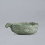 A SMALL SLIP-INLAID CELADON CUP WITH HANDLE - Foto 3