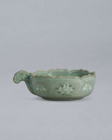 A SMALL SLIP-INLAID CELADON CUP WITH HANDLE - Foto 3