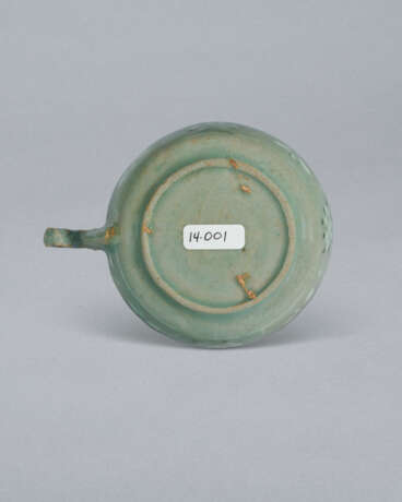 A SMALL SLIP-INLAID CELADON CUP WITH HANDLE - Foto 4