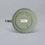 A SMALL SLIP-INLAID CELADON CUP WITH HANDLE - Foto 4