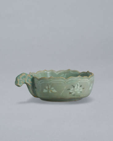 A SMALL SLIP-INLAID CELADON CUP WITH HANDLE - Foto 5