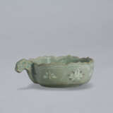 A SMALL SLIP-INLAID CELADON CUP WITH HANDLE - Foto 5