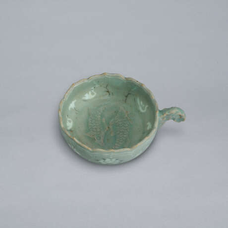 A SMALL SLIP-INLAID CELADON CUP WITH HANDLE - Foto 6