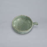 A SMALL SLIP-INLAID CELADON CUP WITH HANDLE - Foto 6