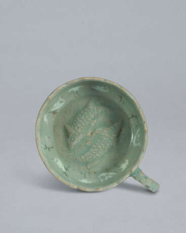 A SMALL SLIP-INLAID CELADON CUP WITH HANDLE - Foto 7