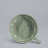 A SMALL SLIP-INLAID CELADON CUP WITH HANDLE - Foto 7